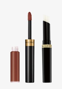 Drie lipproducten: een matte vloeibare lipstick in een donkere nude tint, een zwarte draaibare lippenbalsem en een gloss met een zachte applicator.