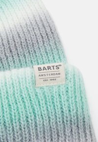 Kötött sapka gradiens mentától szürkéig. Jellemzője egy címke "BARTS" felirattal és "AMSTERDAM EST. 1992." felirattal. Puha tapintás és bordás minta.