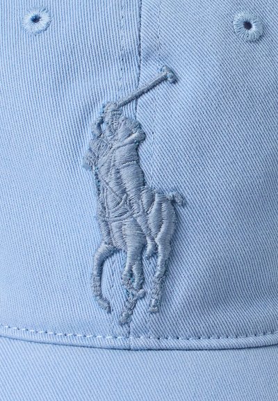Lyseblå baseballcaps med brodert polo-spillerdesign. Laget av teksturert stoff med buet skygge og ventilerende hull.