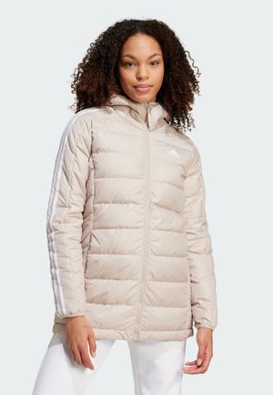 Chaqueta tipo puffer beige con capucha, con franjas verticales blancas a lo largo de las mangas, cierre de cremallera, diseño acolchado y un sutil logotipo en el pecho.