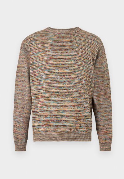 Πολύχρωμο πλεκτό πουλόβερ με μακριά μανίκια, ριμπ μανσέτες, τελείωμα και στρογγυλή λαιμόκοψη, παρουσιασμένο σε απλό φόντο.