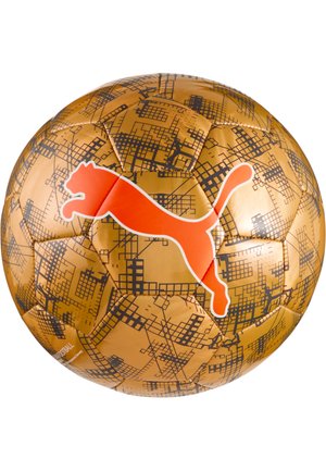 Balón de fútbol con patrón dorado y negro, con un gran logo naranja de Puma en el centro.