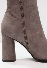 MAI PIÙ SENZA Botas de tacón - grey