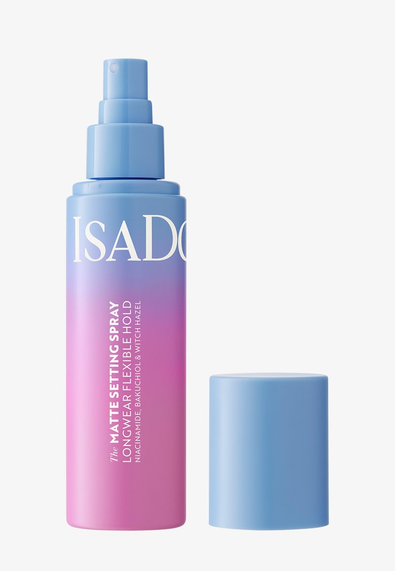 Flacon spray haut sans bouchon bleu, étiquette dégradée rose à violet portant la mention Matte Setting Spray Longwear Flexible Hold par IsaDora.