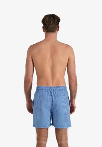 Blauw-witte gestreepte zwembroek met een elastische tailleband en zijzakken, gemaakt van lichtgewicht, sneldrogend materiaal.