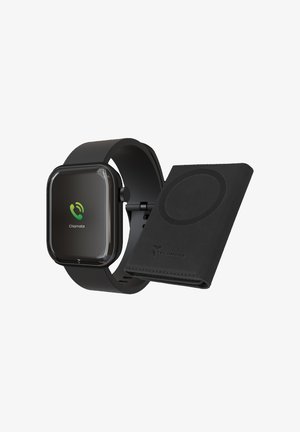 Orologio smartwatch nero con quadrante rettangolare che mostra un'icona verde, abbinato a un portafoglio nero testurizzato con design circolare e logo in rilievo.