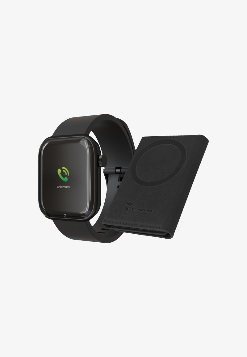 Schwarze Smartwatch mit rechteckigem Ziffernblatt, auf dem ein grünes Symbol angezeigt wird, kombiniert mit einer schwarzen, strukturierten Geldbörse mit kreisförmigem Design und geprägtem Logo.