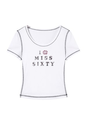 Bílý tričko s krátkým rukávem a kulatým výstřihem, s textem 'I ♥ MISS SIXTY' vyšitým korálky a tiskem rtů, obšité černým stehem.