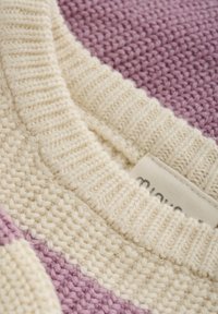 Gebreid sweater met romig witte en licht paarse secties. Gestructureerde stof met een geribde halslijn en een zichtbaar label aan de binnenkant.