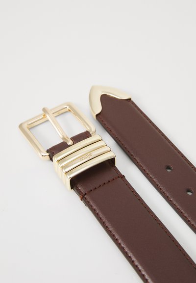 Ceinture en cuir marron dotée d'une boucle rectangulaire dorée avec trois bandes horizontalement, une pointe effilée et des détails de couture le long du bord.