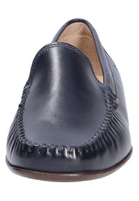 Marine leren instapper met een ronde neus, zichtbare stiksels aan de zijkanten en een glad oppervlak. Platter zool met minimale accenten.