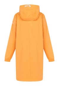 Hosszú narancssárga esőkabát kapucnival, rugalmas mandzsettákkal és sima, vízálló anyaggal. Nyaknál állítható zsinórral rendelkezik.