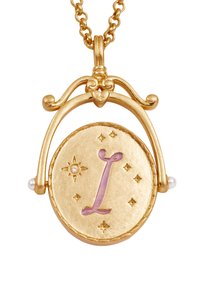 Auksinė pakabuko vėrinys su apvaliu žavesiu, rožinės emalės raide „L“, žvaigždutėmis ir dviem perlų akcentais, viršuje puoštas širdies formos detalė.