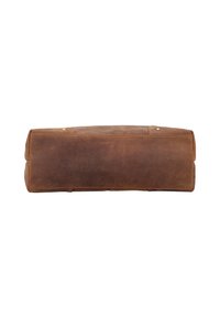 Base de bolsa rectangular de cuero marrón con costuras visibles y dos pequeños remaches de latón sobre un fondo blanco.