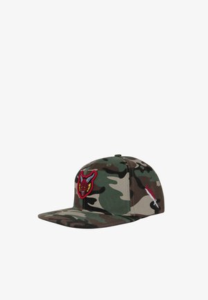 Gorra de béisbol camuflada con un parche en forma de cara de demonio roja en el frente y una espada blanca con llamas rojas bordadas en el lado.