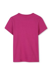 Camiseta de manga corta en algodón magenta brillante. Presenta un cuello redondo y una textura suave, con una parte posterior lisa y sin adornos.