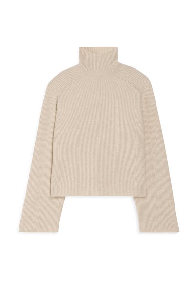 Maglione beige a coste con colletto alto, maniche lunghe e un design aderente, caratterizzato da un motivo a maglia testurizzato.