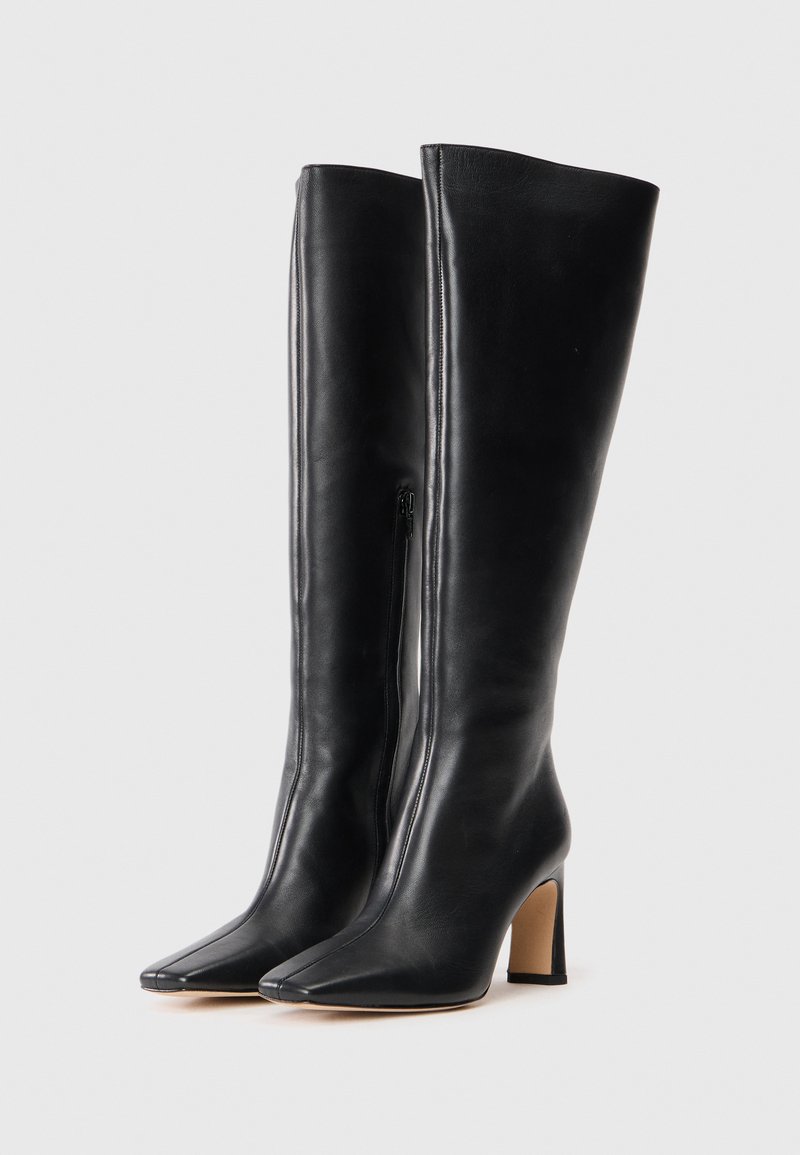 Czarne skórzane buty do kolan z ostrym noskiem, bocznym zamkiem i umiarkowanym, blokowym obcasem. Gładka faktura i elegancki design.