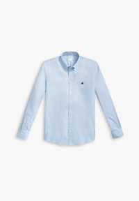 Jasnoniebieska koszula z długim rękawem, z kołnierzykiem w kształcie ostrego i małym czarnym logo na lewej piersi. Wykonana z gładkiego materiału.