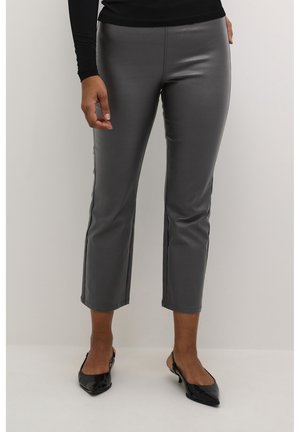 Grau gefälschte Leder Cropped-Hosen mit glatter Textur, Nahtdetails und slim Fit, kombiniert mit schwarzen lackierten Slingback-High Heels.