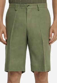 Grüne Leinen-Shorts mit lockerer Passform, ausgestattet mit einem Einzelknopfverschluss, vorderen Falten und seitlichen Taschen. Glatte Textur, knielanger Schnitt.