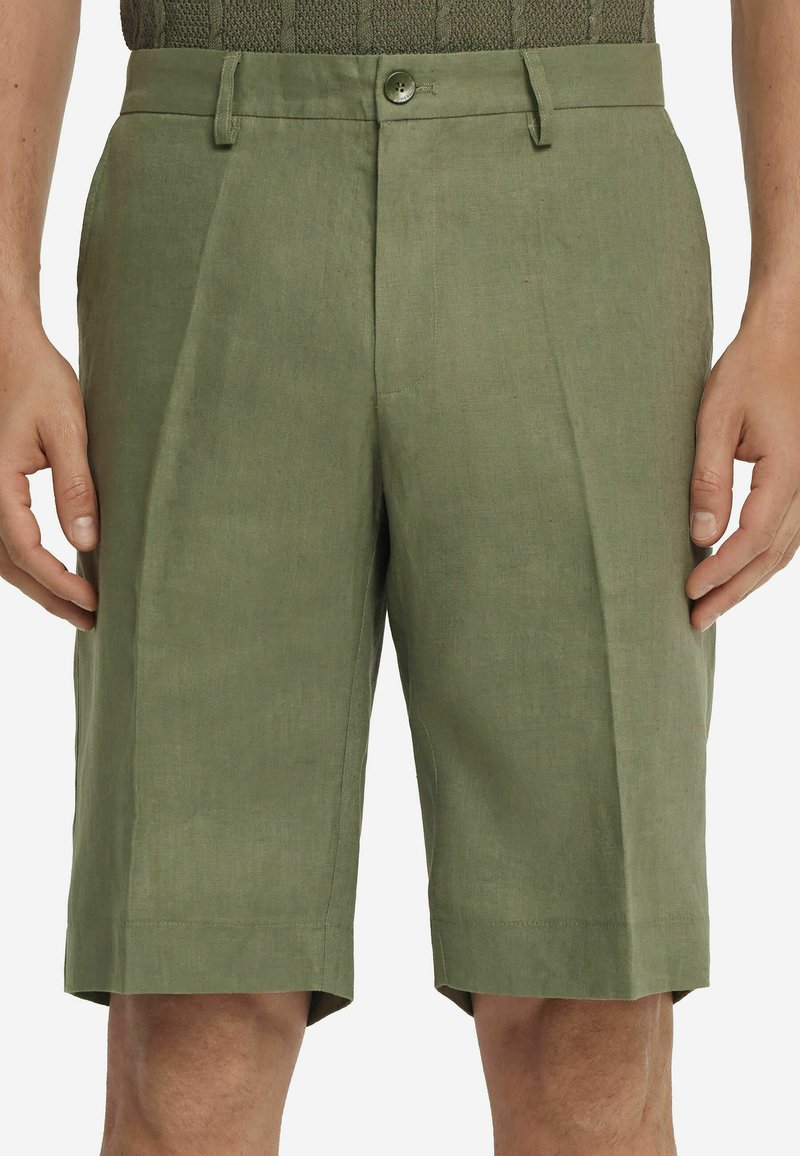 Grüne Leinen-Shorts mit lockerer Passform, ausgestattet mit einem Einzelknopfverschluss, vorderen Falten und seitlichen Taschen. Glatte Textur, knielanger Schnitt.