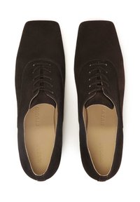 Zapatos de ante marrón con cordones, punta cuadrada, textura suave y un diseño minimalista. Cuentan con una plantilla color tostado con la marca "KAZAR STUDIO".
