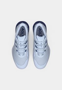 Αθλητικά παπούτσια ανοιχτού γαλάζιου χρώματος με υφασμάτινο επάνω μέρος από πλεκτό υλικό, λευκά κορδόνια και σκουρό μπλε λεπτομέρεια στη φτέρνα. Φέρουν τη σήμανση "AGLT ULTRA" στη γλώσσα.