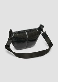 Zwarte synthetische crossbody tas met gewatteerde secties, glanzende textuur, verstelbare schouderband en veilige hardware. Minimalistisch ontwerp.