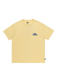 Camiseta amarilla de manga corta hecha de algodón. Presenta un logo de ola de montaña en azul en el lado izquierdo del pecho. Cuello redondo, corte relajado.