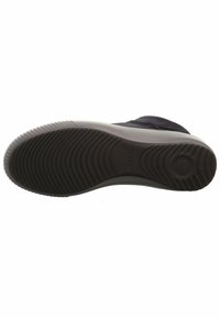 Semelle d'une chaussure en caoutchouc noir avec un motif texturé, une forme courbée et un bord gris clair, comportant un petit détail de logo.