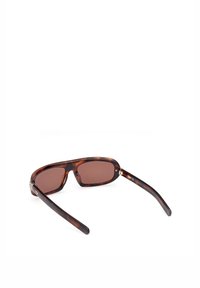 Bruna sköldpaddsbågar med rektangulära linser och solid brun ton, med eleganta skalmar med metalliska detaljer.