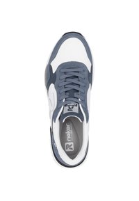 Tenisky s tmavě modrou semišovou a bílou síťkovou částí, kulatou špičkou, šněrovacím designem, polstrovaným límcem a texturovanou gumovou podrážkou.