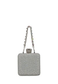 Négyzet alakú ezüst női táska texturált felülettel, gyémántmintával és gyöngyözött láncpánttal. A felső záró rész kristályokkal díszített.