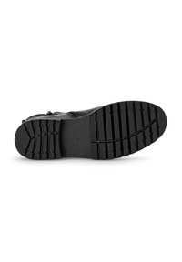 Zapatilla negra con una suela de goma texturizada que presenta un patrón de tracción para mayor agarre. Logo "Gabor" estampado en el lateral de la suela.