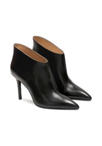 Bottes noires en cuir à talon aiguille avec un bout pointu, présentant une finition lisse et élégante ainsi qu'une coupe basse autour de la cheville.