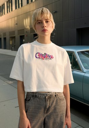 Alpha Industries STUDIO RAINBOW CROPPED - Potiskana majica - white