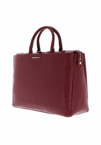 Sac à main en cuir rouge avec surface texturée, doubles poignées et quincaillerie en ton argent. Il dispose d'une fermeture à glissière et d'une marque minimaliste à l'avant.