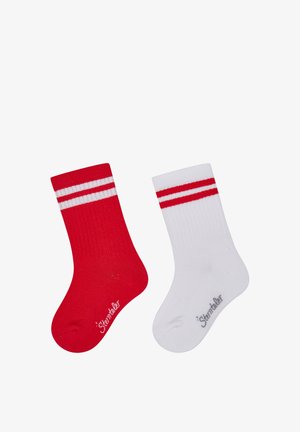 Ein roter und ein weißer Socken, jeweils mit zwei horizontalen weißen oder roten Streifen nahe oben und dem Schriftzug "Sterntaler" nahe der Spitze.