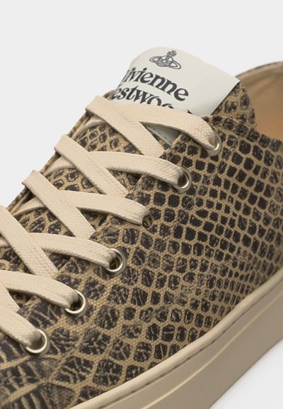 Κοντινή λήψη μπεζ αθλητικού παπουτσιού με σχέδιο λεοπάρδαλης, με κρέμα κορδόνια και λευκή ετικέτα στη γλώσσα με μαύρο κείμενο και ένα μικρό λογότυπο.