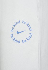 Nike Sportswear TREND - Calças de fato de treino - photon dust