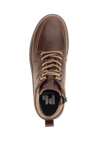 Bruine leren enkellaars met ronde neus, tankleurige veters, textielen voering en contrasterende stiksels; heeft een gevoerde binnenzool en een trekkoordje.
