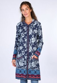 Navyfarbener Cardigan mit floralem Muster, Kapuze, Knöpfen auf der Vorderseite und kontrastierenden Akzenten in Blau und Rot an den Bündchen und Taschen.
