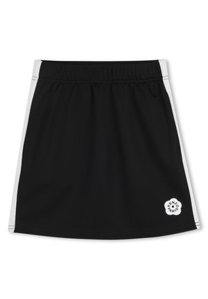 Jupe de sport noire avec une taille élastique, des bandes latérales blanches et un patch de logo circulaire sur l'ourlet. Texture lisse, design longueur genou.