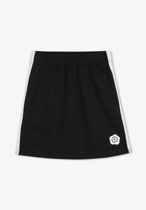Jupe de sport noire avec une taille élastique, des bandes latérales blanches et un patch de logo circulaire sur l'ourlet. Texture lisse, design longueur genou.