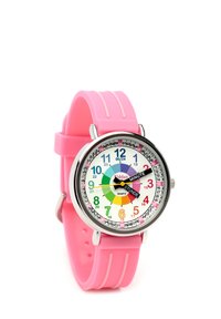 Montre en silicone rose avec un boîtier rond en métal argenté, un cadran coloré avec des chiffres et une aiguille des minutes noire. Mouvement à quartz indiqué.