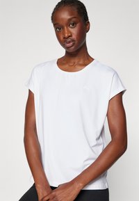 ONLY Play ONPAUBREE LIFE ON BAT LOOSE - T-skjorte til trening - white