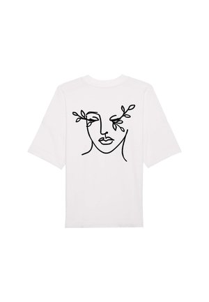 T-shirt blanc à manches courtes avec un dessin continu en ligne noire représentant un visage et des feuilles qui s'étendent des yeux au dos.