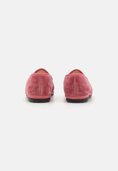Rosa mocka slip-on skor med rund tå, texturerad yta och svarta gummisulor. Bakifrån syns sömnadsdetaljer och klackhöjd.