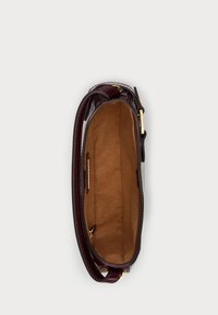 Burgundia nahast kott läikiva viimistlusega, mille sees on pehme helepruun kangas ja kuldse tooni metalldetailid.